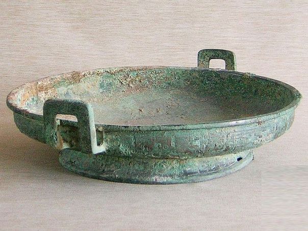 Flat vessel ‘Pan’ from the Western Zhou period - (4050)